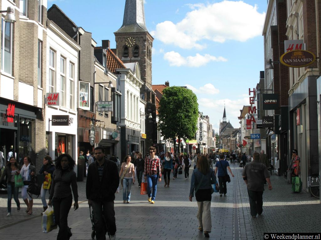 Eén van de meest bekende winkelstraten in Breda is de Ginnekenstraat. De winkelstraten Eindstraat en Karrestrat zijn vanuit de Ginnekenstraat gemakkelijk te bereiken. 